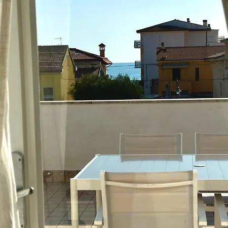 M379 - Marcelli, Trilocale Ristrutturato Con Terrazzo Vista Mare Marcelli